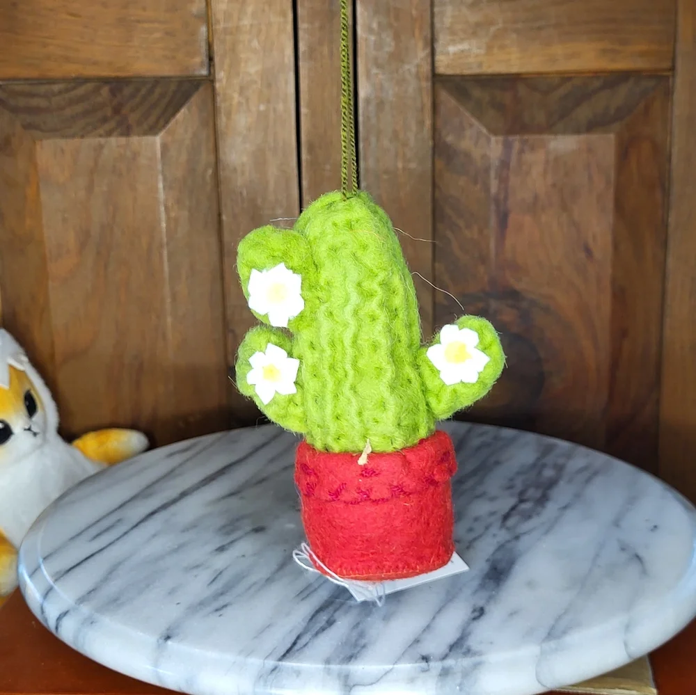 Handcrafted Saguro Cactus Candle - Picture 4 of 15